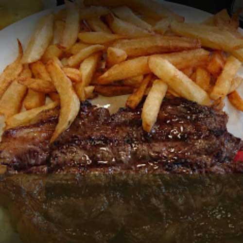 foto de bife de costilla con papas fritas